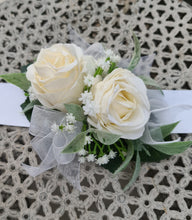 Load image into Gallery viewer, Classic everlasting flowers corsage in white &amp; green - School formal / Wedding
