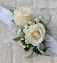 Load image into Gallery viewer, Classic everlasting flowers corsage in white &amp; green - School formal / Wedding
