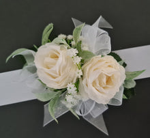 Load image into Gallery viewer, Classic everlasting flowers corsage in white &amp; green - School formal / Wedding

