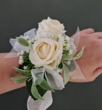 Load image into Gallery viewer, Classic everlasting flowers corsage in white &amp; green - School formal / Wedding
