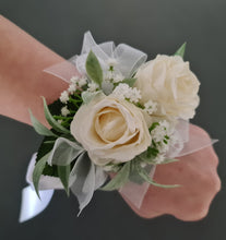 Load image into Gallery viewer, Classic everlasting flowers corsage in white &amp; green - School formal / Wedding
