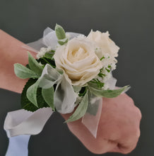 Load image into Gallery viewer, Classic everlasting flowers corsage in white &amp; green - School formal / Wedding
