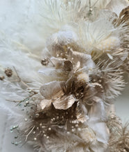 Load image into Gallery viewer, Preserved flowers cake hoop – neutral &amp; champagne gold – 5 inch

