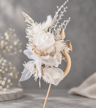 Load image into Gallery viewer, Preserved flowers - triple cake toppers / rings - White &amp; gold w roses incl Mr &amp; Mrs sign
