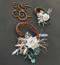 Load image into Gallery viewer, Everlasting flowers love heart cake topper 2 x incl Mr &amp; Mrs topper – green &amp; white
