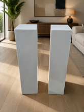 Load image into Gallery viewer, Plinth Acrylic white (25 x 25) - 110cm - HIRE ONLY
