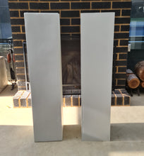 Load image into Gallery viewer, Plinth Acrylic white (25 x 25) - 110cm - HIRE ONLY
