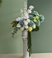 Load image into Gallery viewer, Green &amp; white – 2 x backdrops &amp; 2 x flowers + flower stand - Basic package - HIRE ONLY
