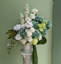Load image into Gallery viewer, Green &amp; white – 2 x backdrops &amp; 2 x flowers + flower stand - Basic package - HIRE ONLY

