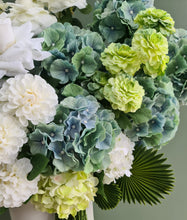 Load image into Gallery viewer, Green &amp; white – 2 x backdrops &amp; 2 x flowers + flower stand + cake stand – Advanced package No 2 - HIRE ONLY

