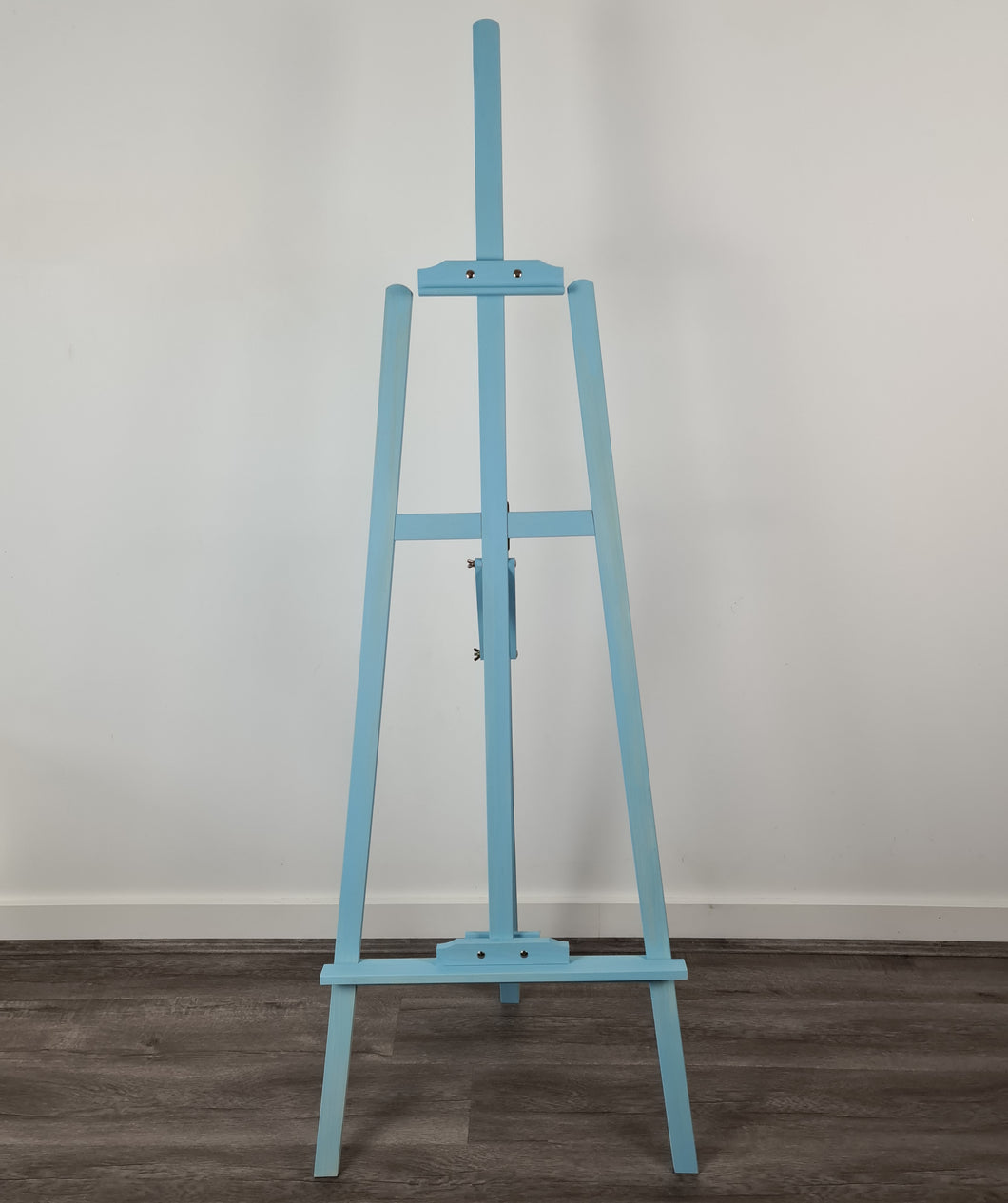 Blue wash wooden easel – 1.55m - HIRE ONLY