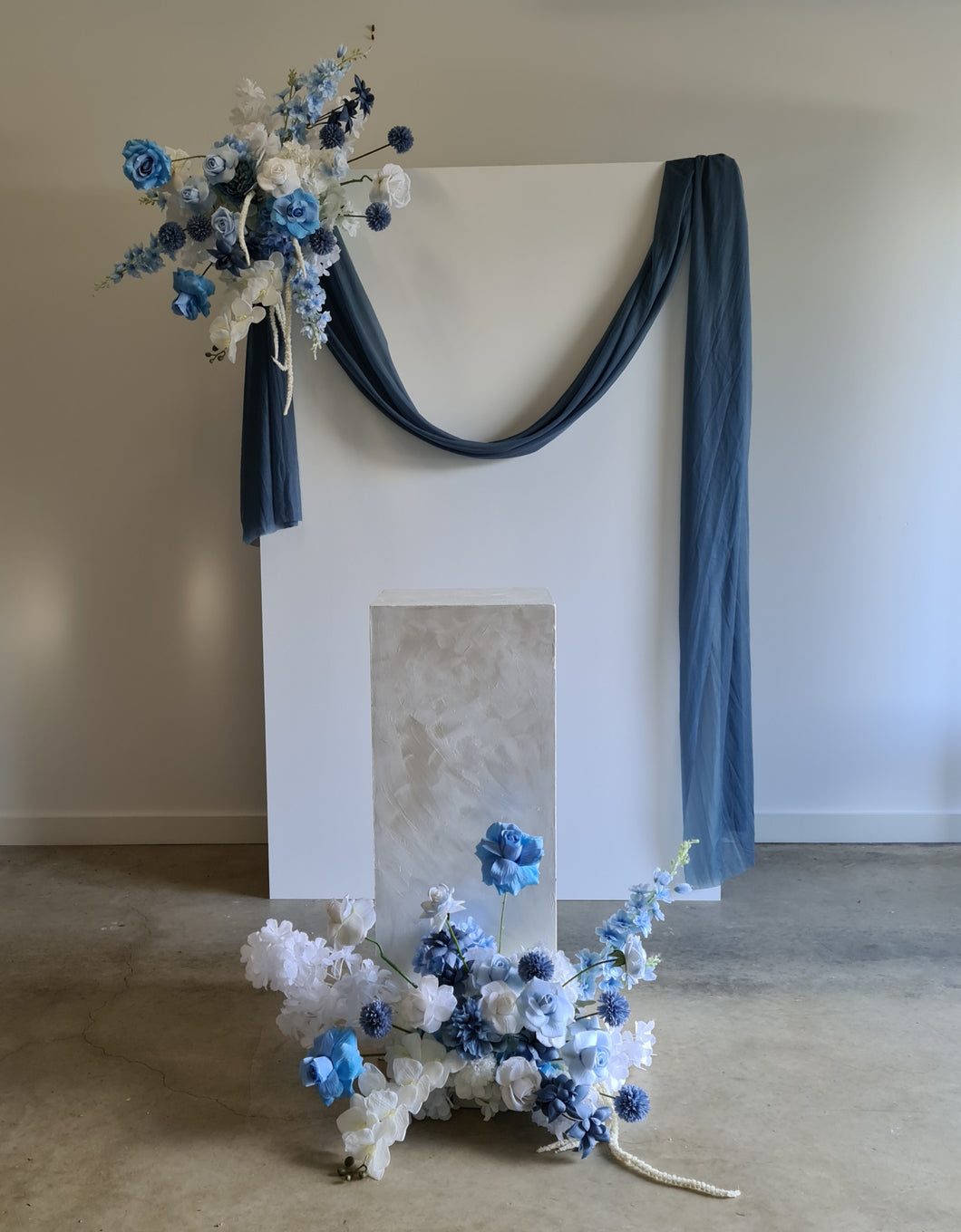 White rectangular backdrop 2.1m, 2 x blue flowers & cake stand - HIRE ONLY
