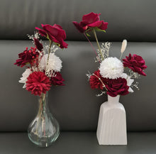 Load image into Gallery viewer, Red &amp; white table flowers centrepieces - HIRE ONLY
