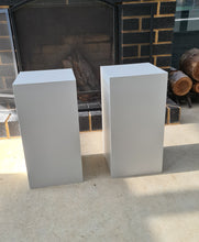 Load image into Gallery viewer, Plinth Acrylic white (25 x 25) - 50cm - HIRE ONLY
