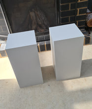 Load image into Gallery viewer, Plinth Acrylic white (25 x 25) - 50cm - HIRE ONLY
