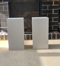 Load image into Gallery viewer, Plinth Acrylic white (25 x 25) - 50cm - HIRE ONLY
