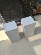Load image into Gallery viewer, Plinth Acrylic white (25 x 25) - 50cm - HIRE ONLY
