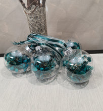 Load image into Gallery viewer, Set of 4 Preserved Flowers Christmas baubles in Emerald Green
