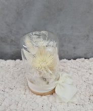 Load image into Gallery viewer, Mini Preserved flowers Xmas dome with glitter bauble - Off white
