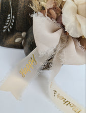Load image into Gallery viewer, Mini Neutral preserved rose - MOT02
