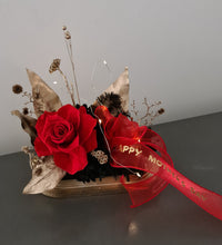Load image into Gallery viewer, Preserved red rose with champagne gold and lights - MOT13
