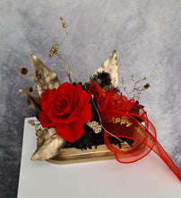 Load image into Gallery viewer, Preserved red rose with champagne gold and lights - MOT13
