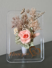 Load image into Gallery viewer, Clear frame vase with preserved flowers - MOT21

