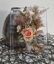 Load image into Gallery viewer, Clear frame vase with preserved flowers - MOT21

