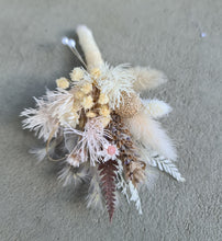 Load image into Gallery viewer, X - Wedding buttonholes in blush

