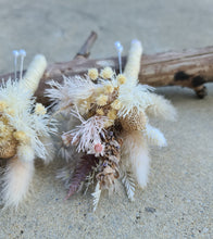 Load image into Gallery viewer, X - Wedding buttonholes in blush
