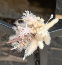 Load image into Gallery viewer, X - Wedding buttonholes in blush
