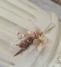 Load image into Gallery viewer, X - Wedding buttonholes in blush
