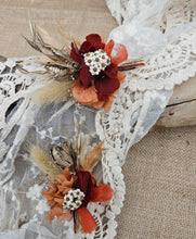 Load image into Gallery viewer, Rustic buttonholes - preserved and dry flowers
