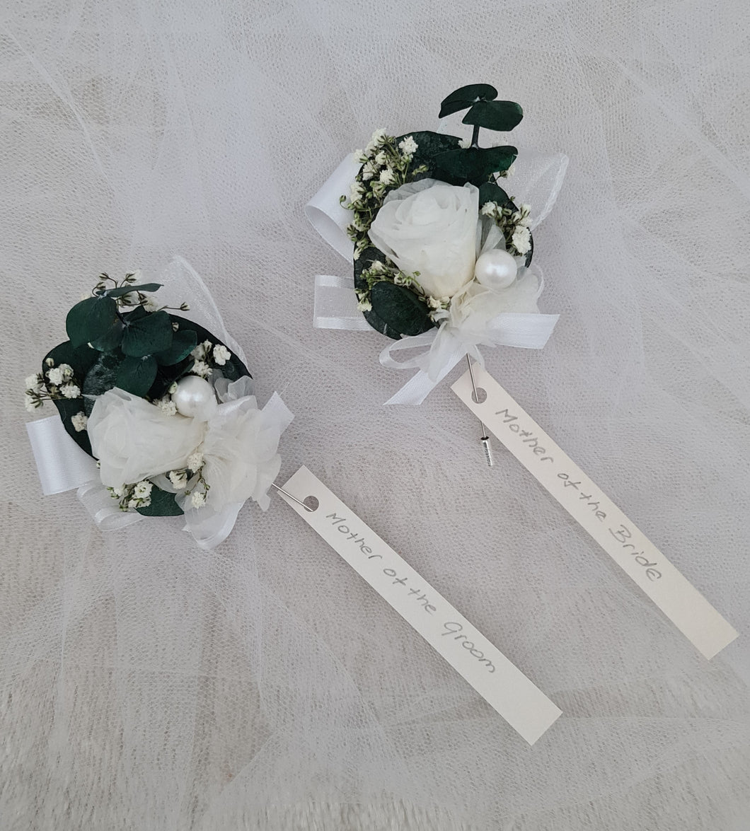 Preserved lapels pin-on corsages