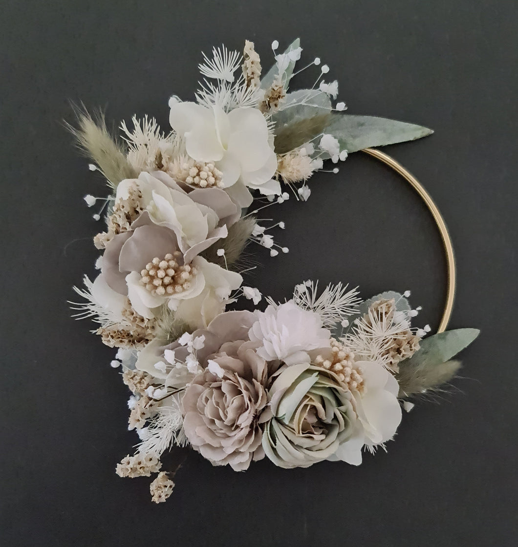 Cake flower hoop in neutral, green and sage green colours