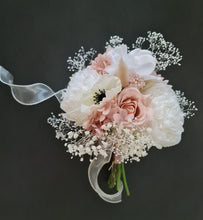 Load image into Gallery viewer, Bridesmaids bouquets in blush
