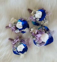 Load image into Gallery viewer, Wedding buttonholes purple &amp; blue
