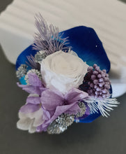 Load image into Gallery viewer, Wedding buttonholes purple &amp; blue
