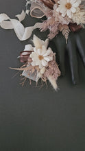 Load and play video in Gallery viewer, Boho Daisy preserved flowers corsage &amp; boutonniere set - School formal, prom, graduation, wedding
