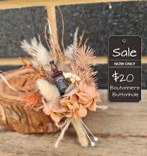 Load image into Gallery viewer, Rustic style buttonhole with Jack Daniels
