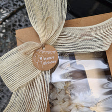 Load image into Gallery viewer, Preserved Everlasting flowers letter H - 15cm -  White &amp;  Antique Gold

