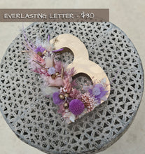 Load image into Gallery viewer, Preserved Everlasting flowers letter B - 15cm - Gold &amp; purple
