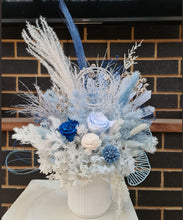 Load image into Gallery viewer, X - Preserved flowers in blue
