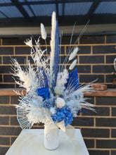 Load image into Gallery viewer, X - Everlasting preserved flowers in blue

