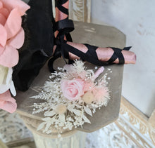 Load image into Gallery viewer, X - Preserved flowers buttonholes
